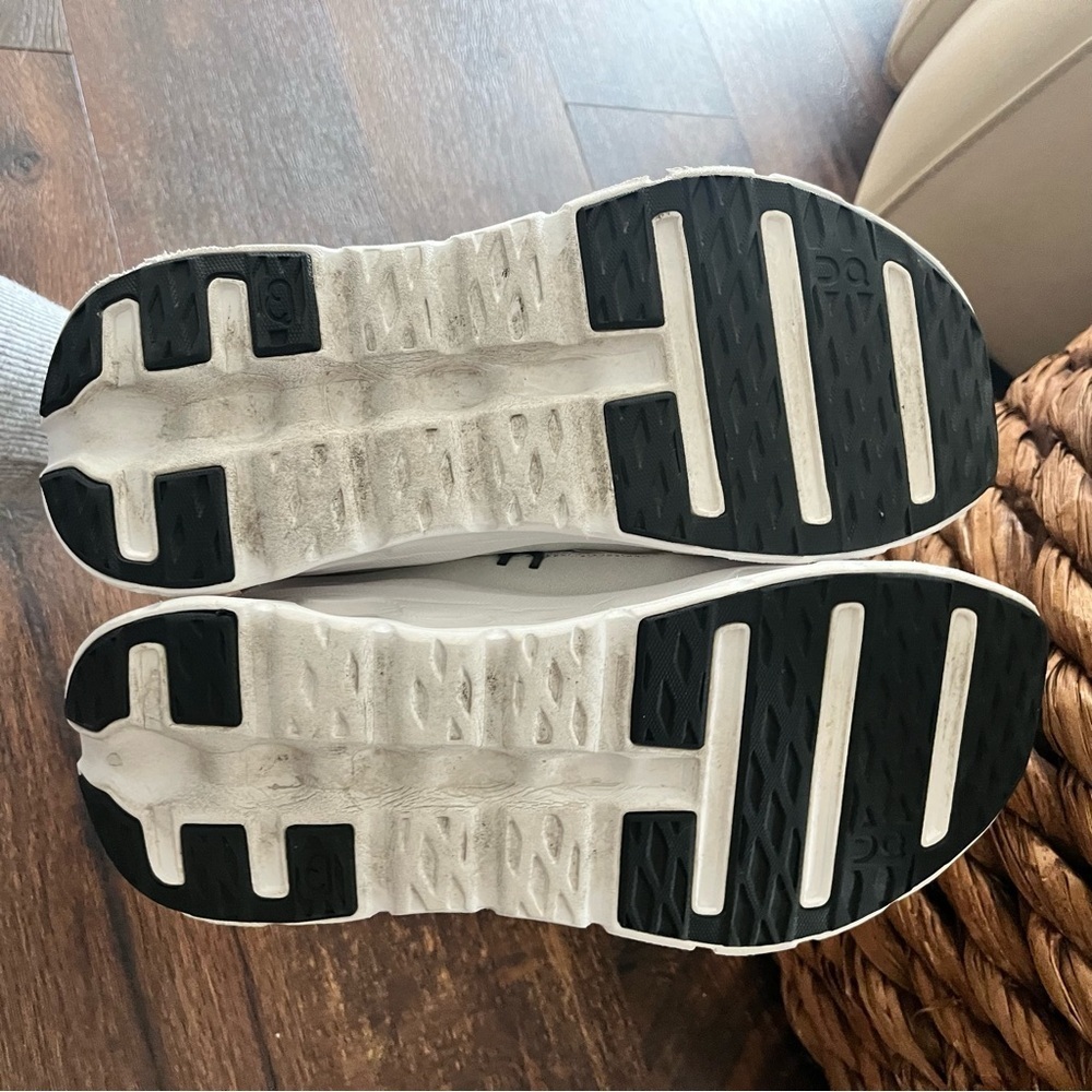 On Running Cloudtilt Sneakers | Black & White 10 - Picture 5 of 6